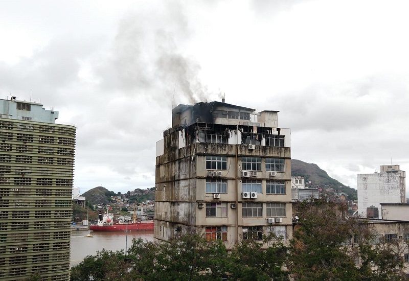 O fogo teria começado em um dos últimos andares do prédio comercial (Foto: Douglas Schneider / AT)