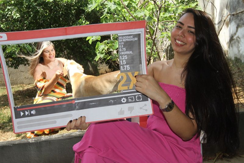 As amigas Isabela Oliveira, 24, e Juliana Barbosa, 27 (na foto, com o cachorro), revelaram que não têm muita paciência para escutar áudios de WhatsApp em sua velocidade normal (Foto: Leone Iglesias/ AT)