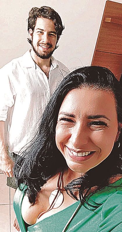 Tal mãe, tal filho. Letícia Carvalho, 43, e seu filho Daniel Carvalho, 19, costumam ter pouca paciência quando o assunto é áudio recebido (Foto: Acervo pessoal)
