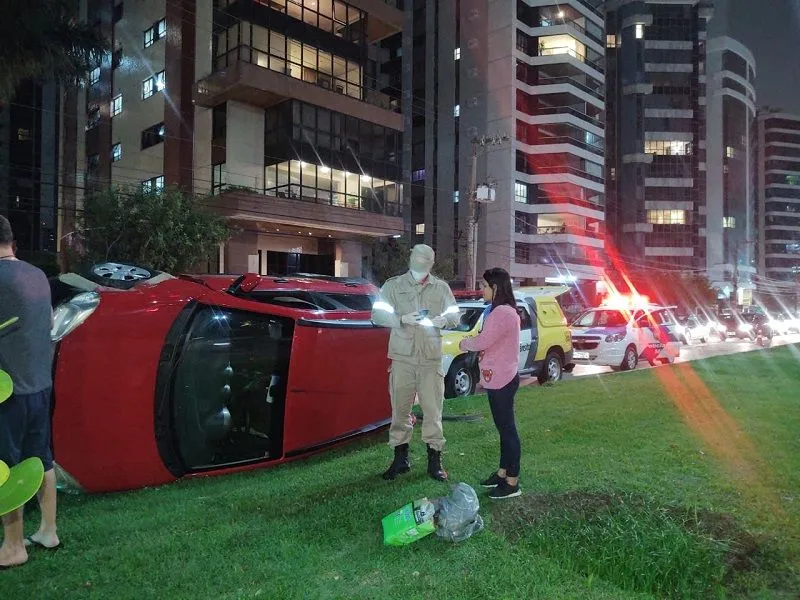 VÍDEO | Carro capota na orla de Camburi